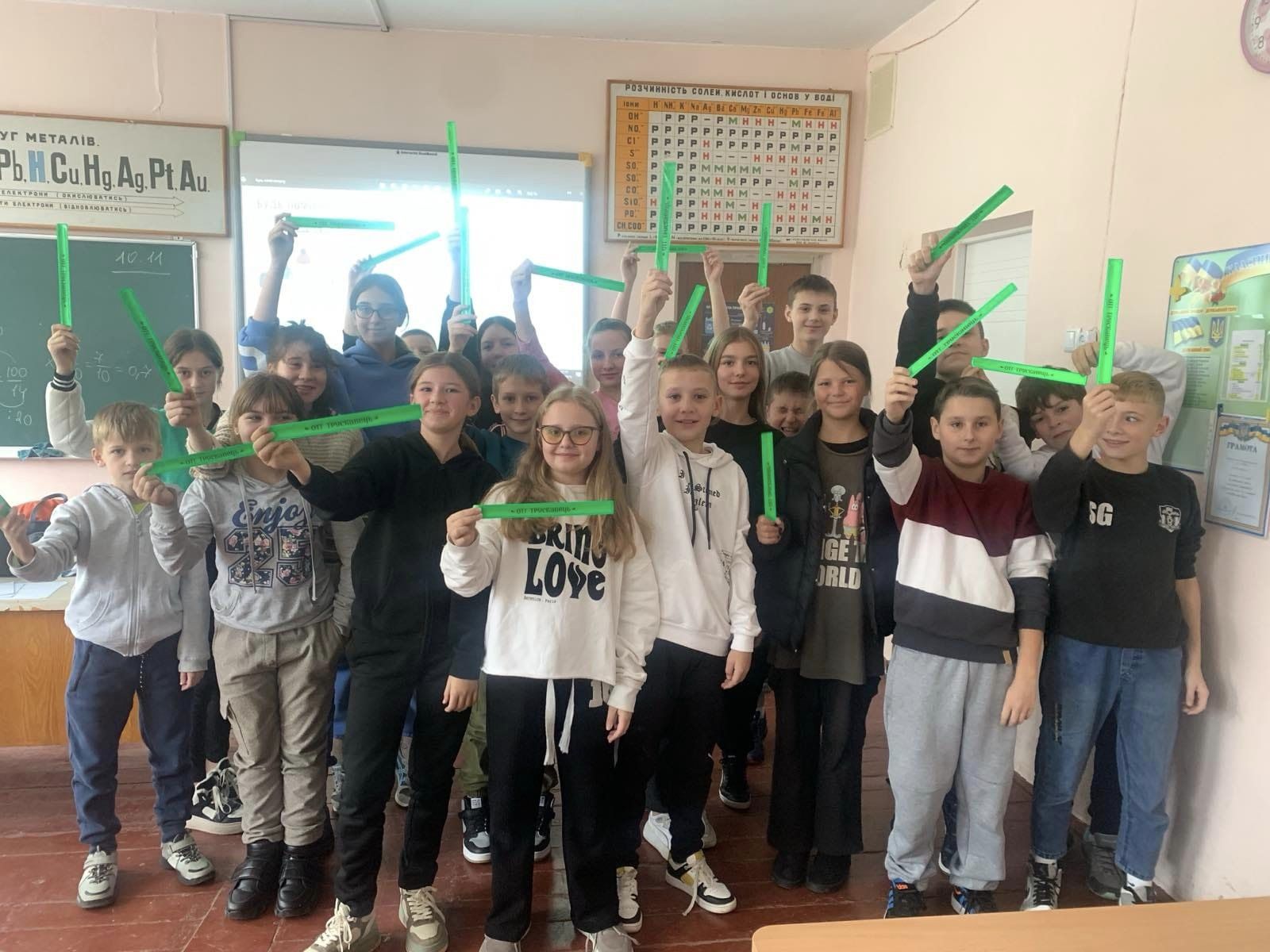 Отримали світловідбивальні браслети 1 400083206 877160930861203 2356299812929483383 n