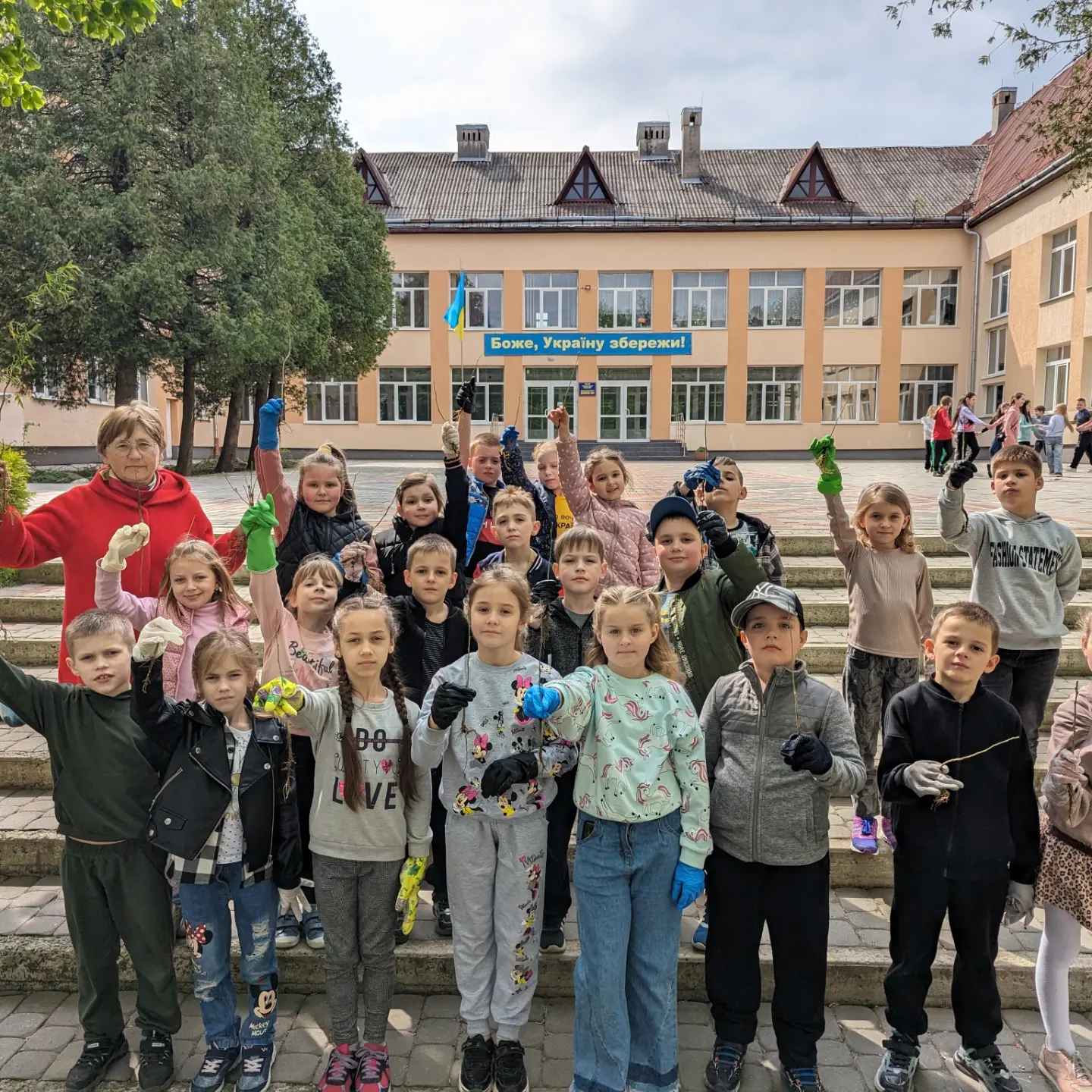 Маленькі садівники посадили 30 саджанців гібіскуса та вербу біля школи 1 1000002324
