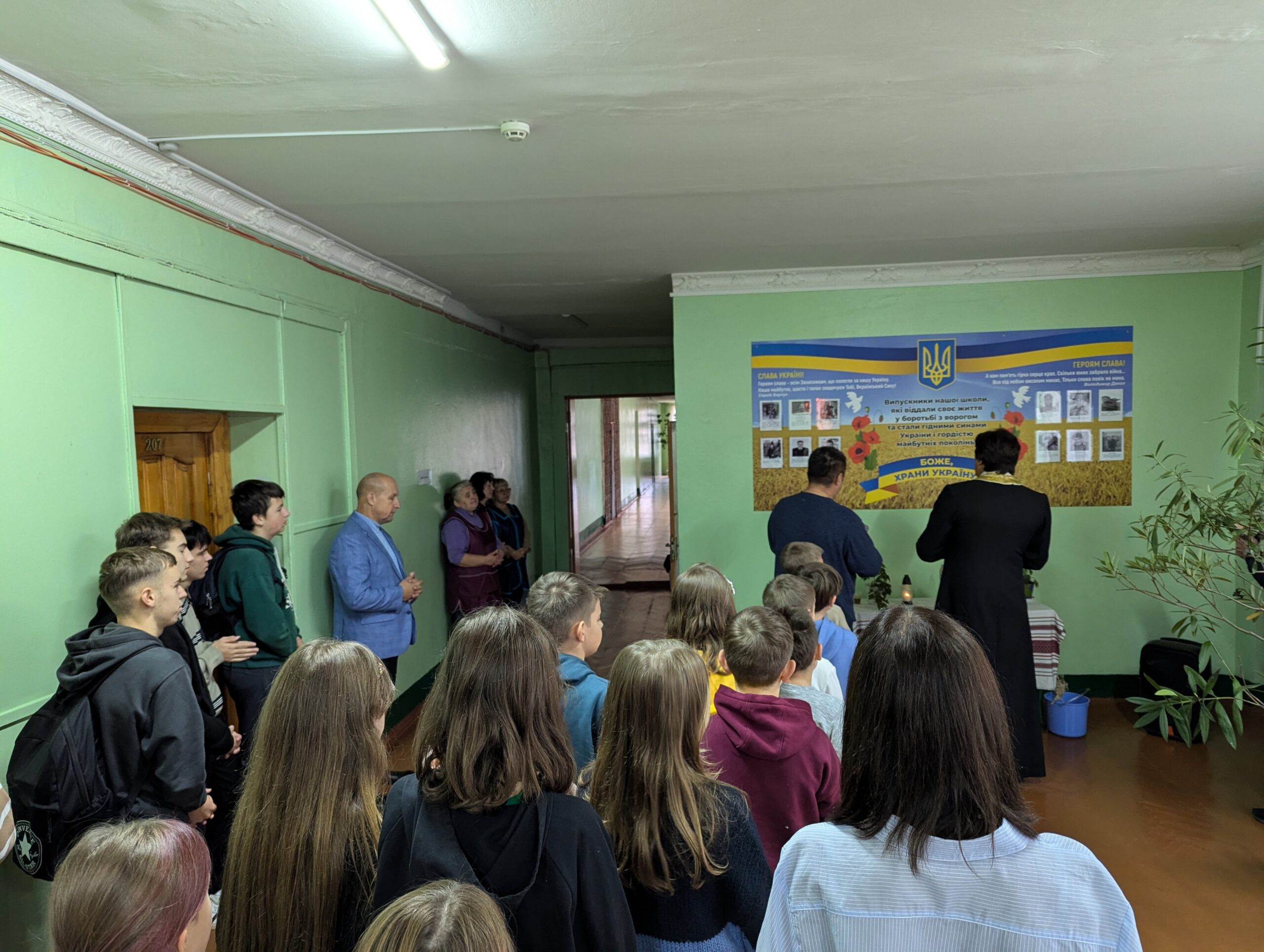 Помолилися за загиблих відважних Лицарів, випускників нашої школи. 1 1000006619 scaled